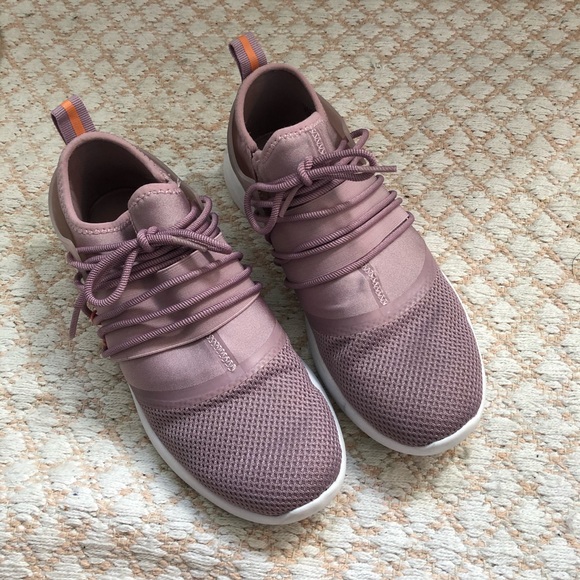 Fablectics Athletic shoes - Picture 1 of 3